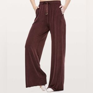 Lululemon Principal Dancer Pant *29.5"
Midnight Maroon